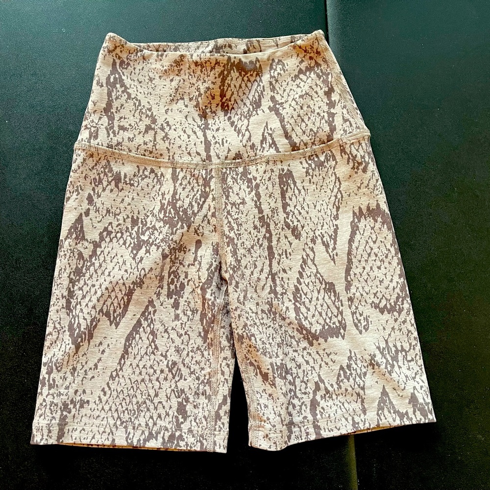 Beyond Yoga Biker Shorts XS Snake Print Mocha Chai